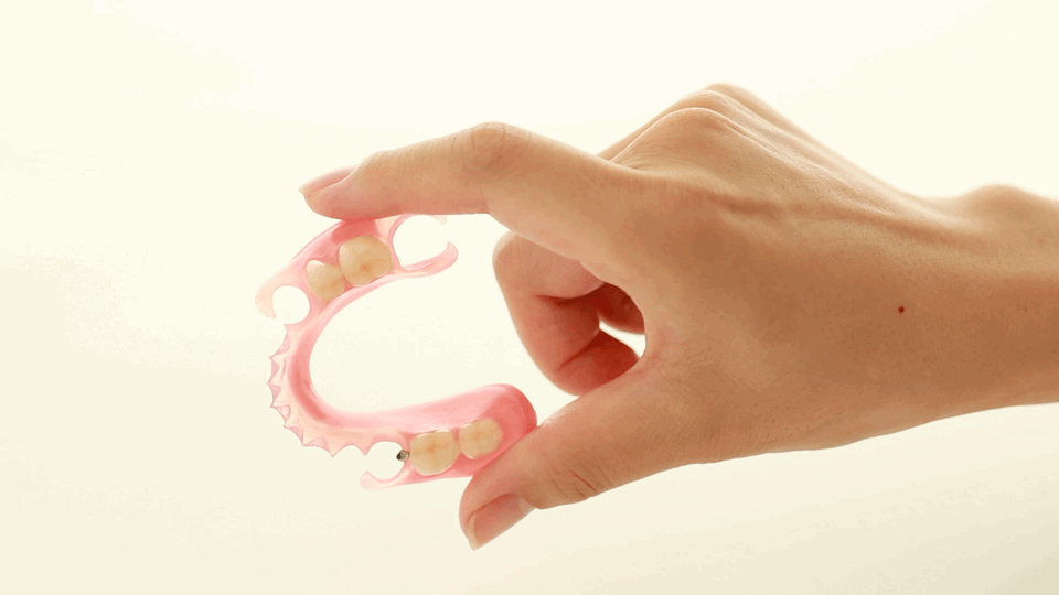 柔軟性があり割れにくいスマイルデンチャーの弾力性を伝えるGIF画像