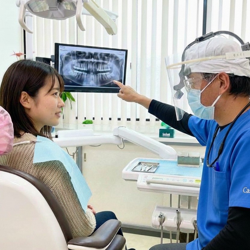 初診時に患者様のお悩みを聞きながら治療方針を説明する歯科医師