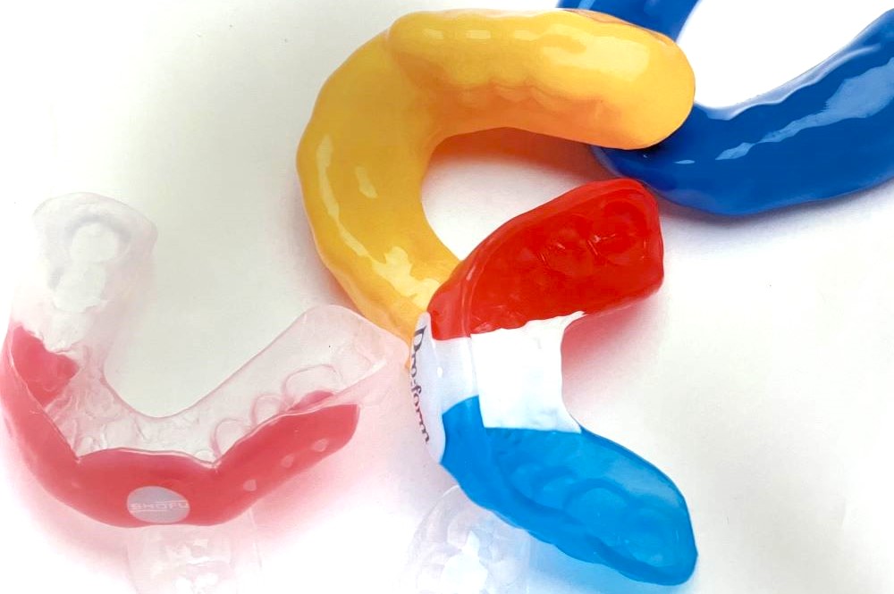 接触スポーツ時の怪我予防のために作成されたカスタムメイドのスポーツマウスピース