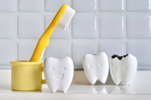 定期健診を促す、かわいらしくキャラクター化された歯と歯ブラシの画像