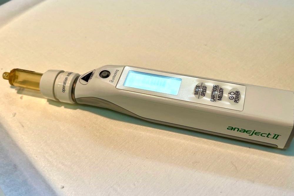 痛くない治療に使う電動麻酔器