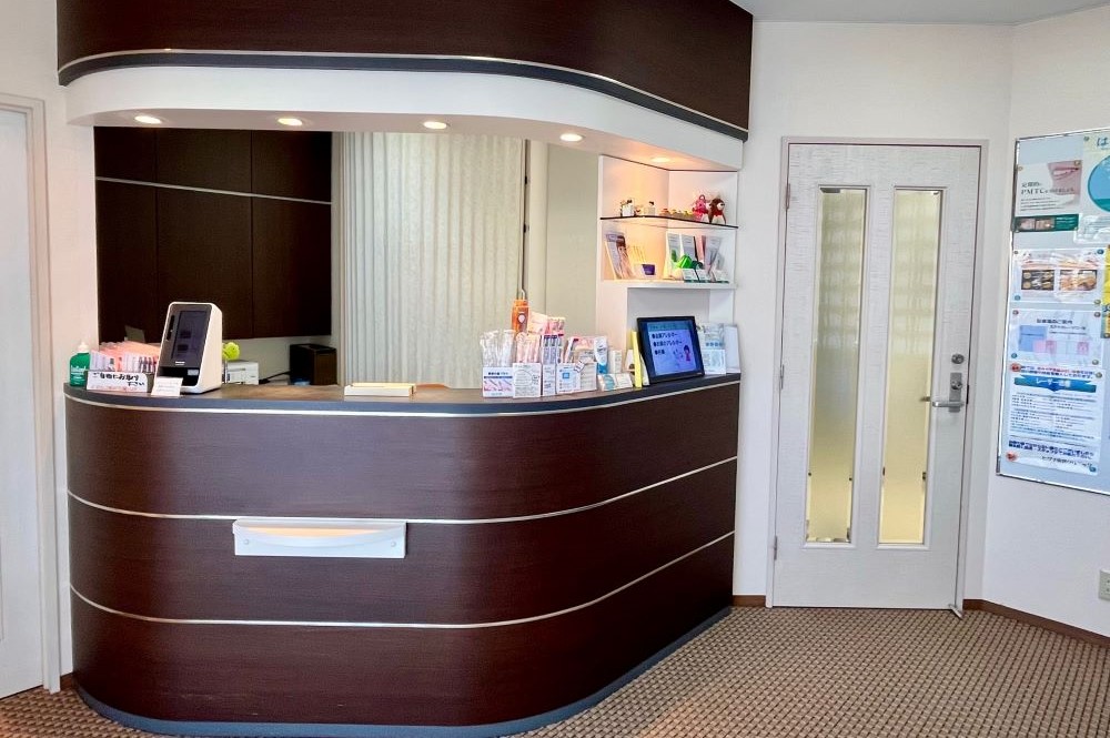 患者様を笑顔でお迎えする受付カウンター