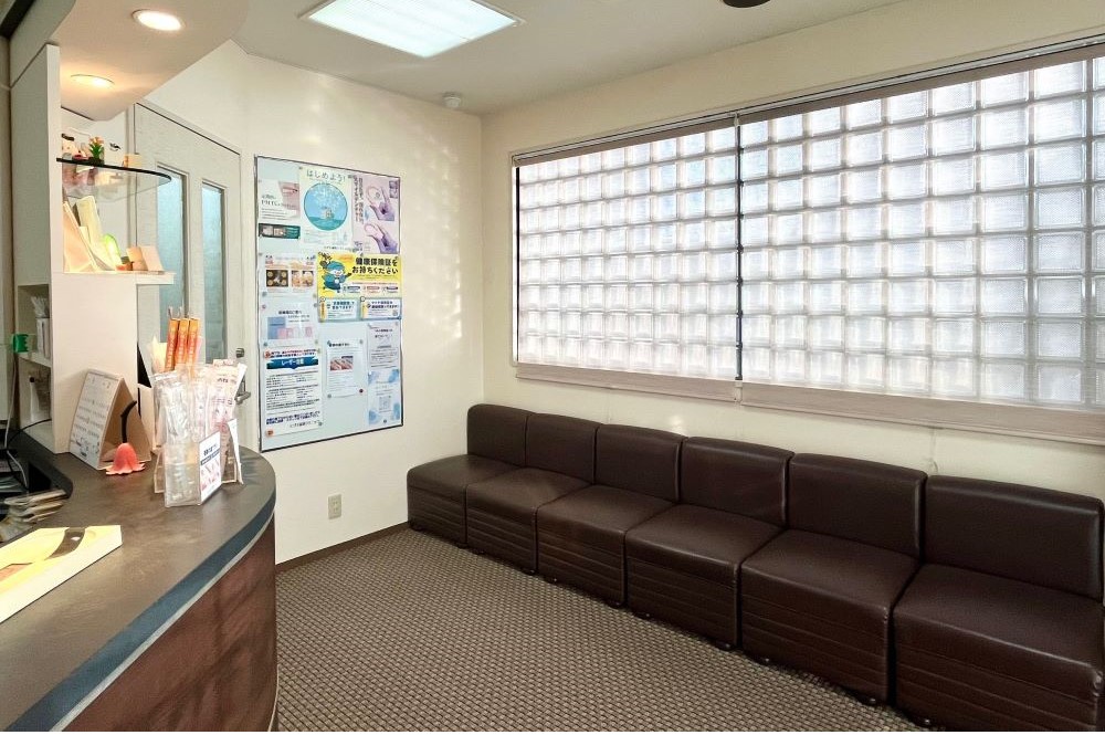 明るく、清潔感のあるヒグチ歯科クリニックの待合室